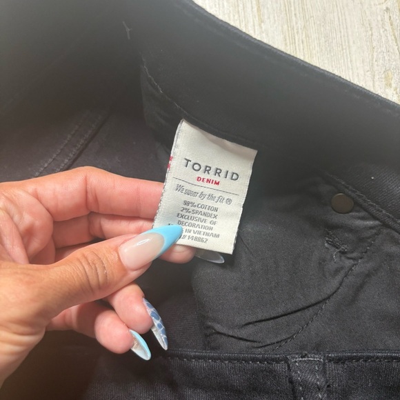 Torrid Embroidered Black Jean Shorts Size 20 - Picture 4 of 5